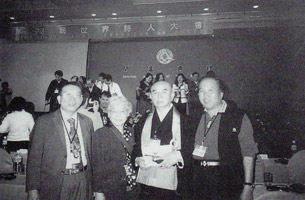 漁夫與日本詩人代表團幹部合影(左3為詩人西村會信校長(日本花園大學)