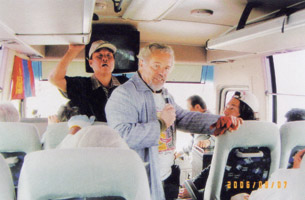 第26屆世界詩人大會在蒙古共和國舉行,會後坐遊覽車在草原旅行